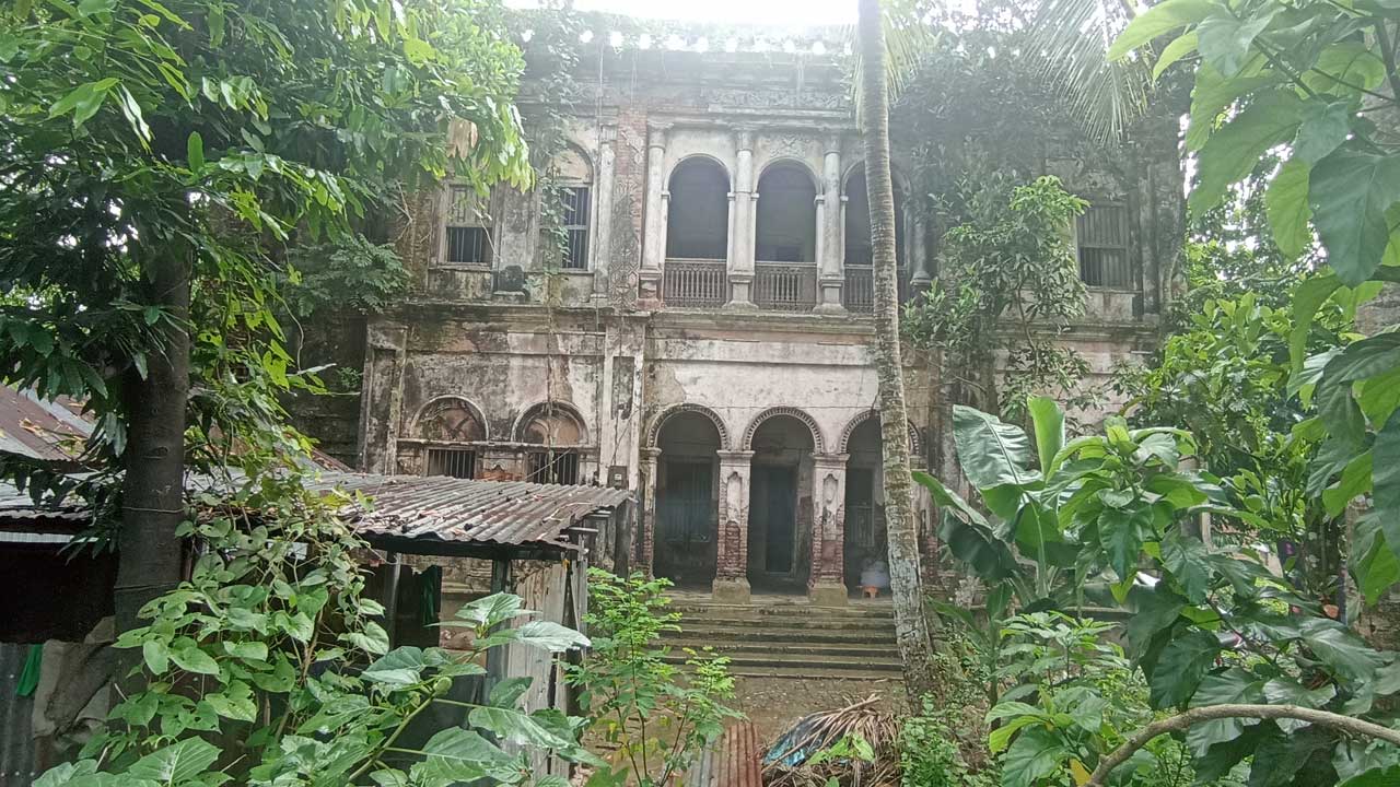 কুমিল্লায় তেঁতাভূমি এলাকার তারেক রাজা চৌধুরীর জমিদার বাড়ি। ছবি : কালবেলা