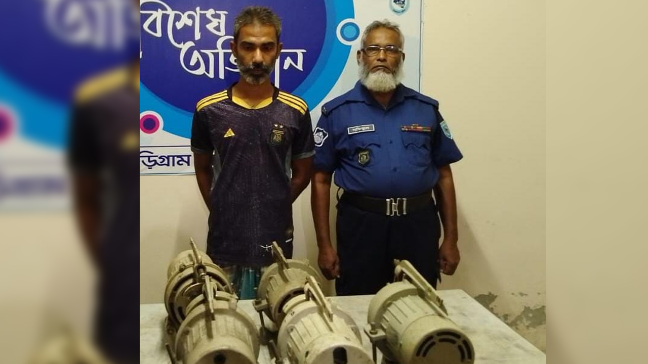 কুড়িগ্রামে সেলাই মেশিন চুরির অভিযোগে গ্রেপ্তার আলিমুল। ছবি : কালবেলা