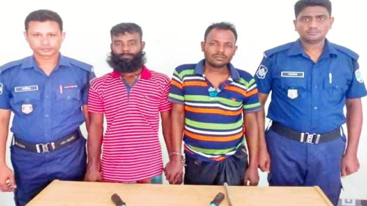 নড়াইলে আন্তঃজেলা ডাকাত দলের ২ জনকে গ্রেপ্তার করেছে লোহাগড়া থানা পুলিশ। ছবি : কালবেলা