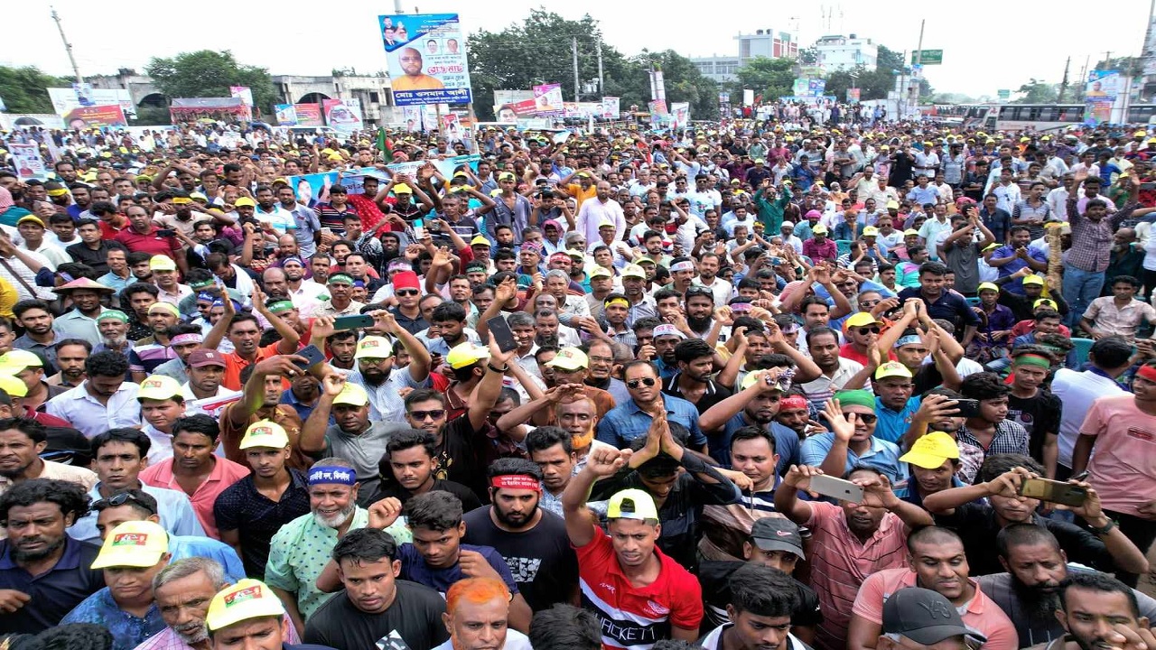 সোমবার ধোলাইখালে খালেদা জিয়ার মুক্তিসহ একদফা দাবিতে ঢাকা মহানগর দক্ষিণ বিএনপি আয়োজিত সমাবেশে কথা বলেন ইশরাক হোসেন। ছবি : কালবেলা