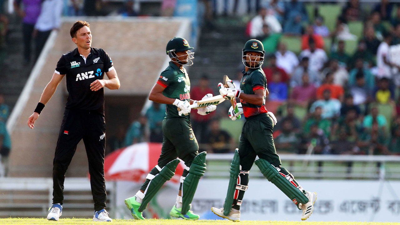 রান নেওয়ার পথে বাংলাদেশ অধিনায়ক শান্ত ও নাসুম। ছবি: বিসিবি
