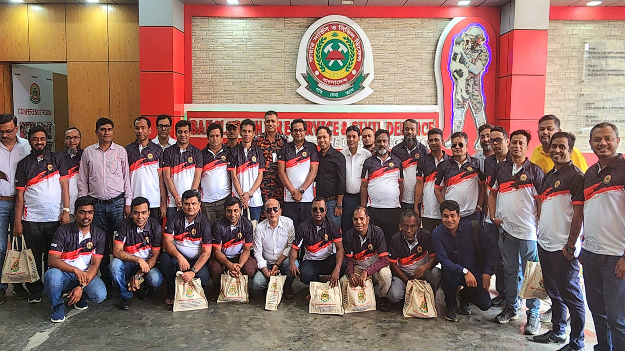 ফায়ার সার্ভিস সদর দপ্তরেপ্রশিক্ষণ কর্মশালায় ক্রাব সদস্য। ছবি : কালবেলা