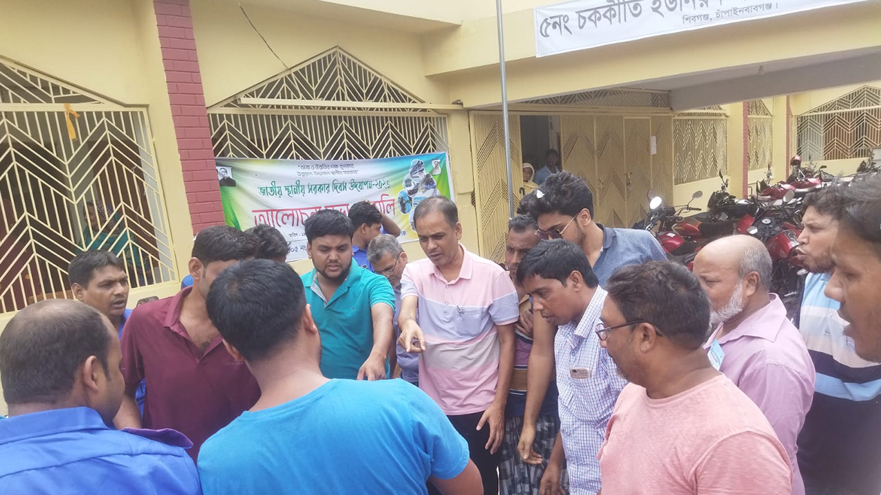 চাঁপাইনবাবগঞ্জের শিবগঞ্জে পাখি শিকারিকে জরিমানা । ছবি : কালবেলা