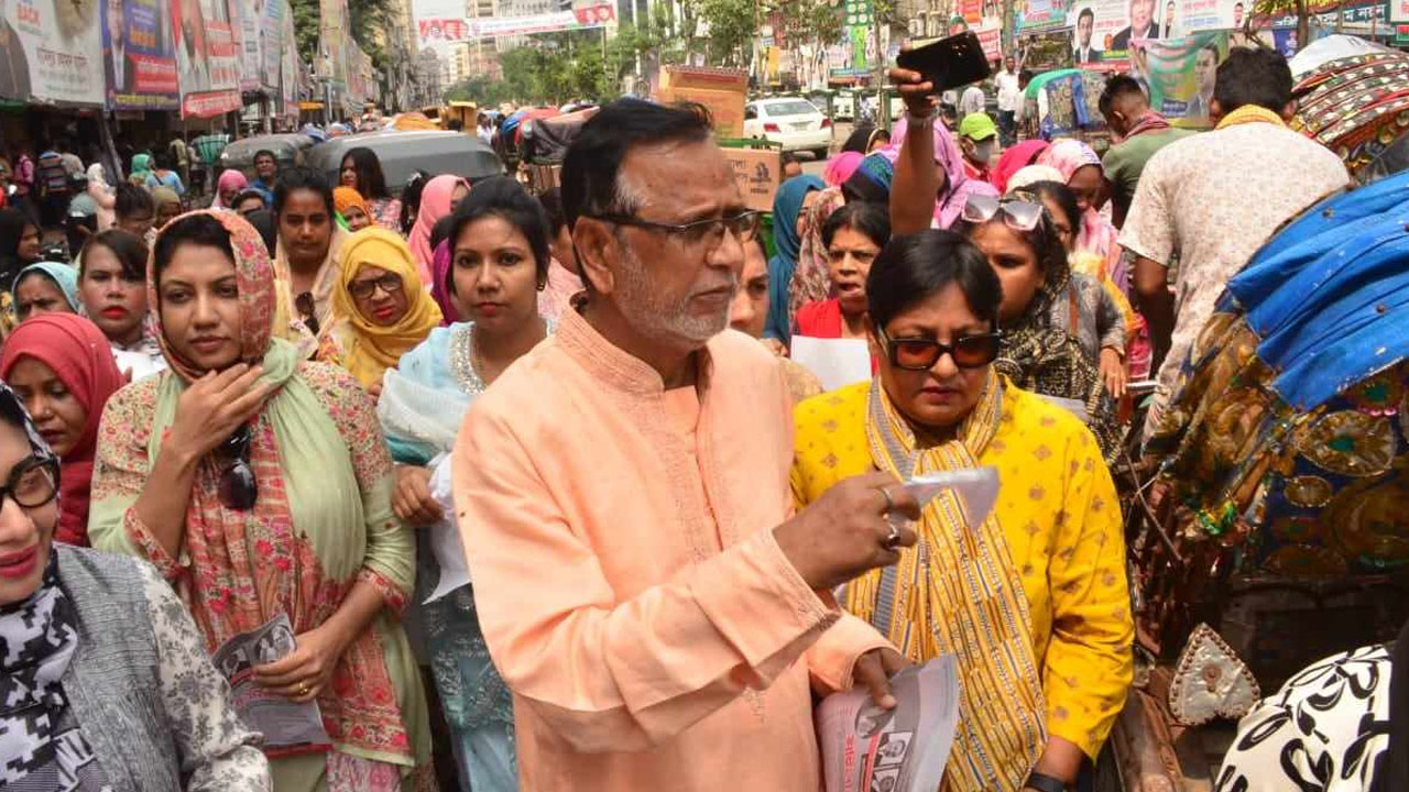 জনসাধারণের মাঝে লিফলেট বিতরণকালে বিএনপি চেয়ারপারসনের উপদেষ্টা ও ঢাকা মহানগর দক্ষিণের আহ্বায়ক আব্দুস সালাম। ছবি : কালবেলা