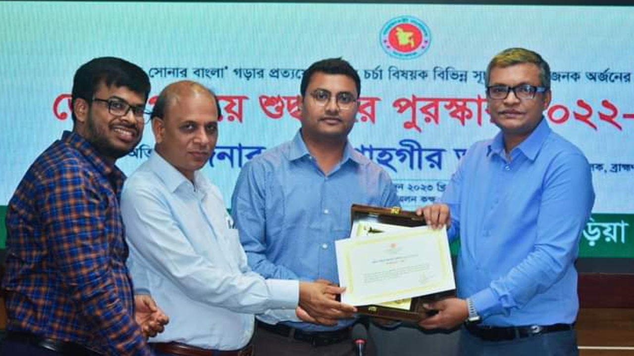 শুদ্ধাচার পুরস্কার পেয়েছেন বিজয়নগর উপজেলা নির্বাহী অফিসার এ এইচ ইরফান উদ্দিন আহমেদ। ছবি : সংগৃহীত