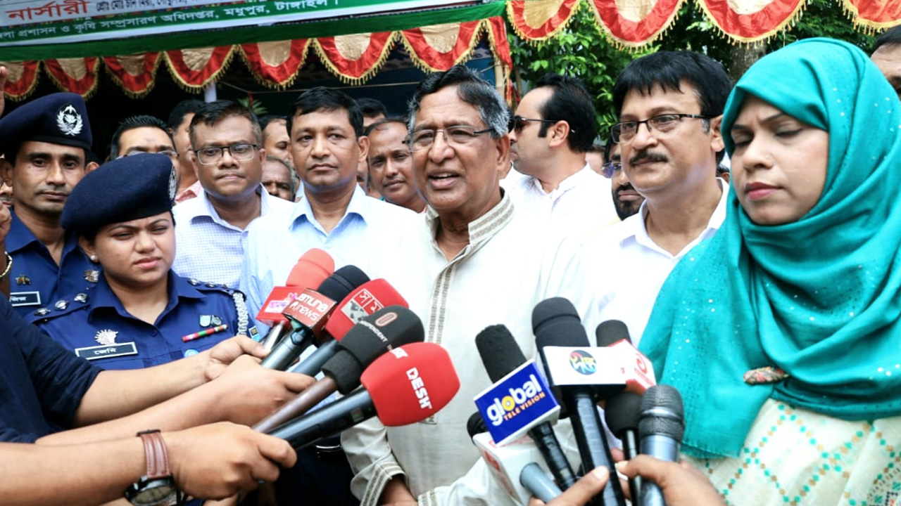 টাঙ্গাইলের মধুপুরে কৃষিমেলার উদ্বোধন শেষে সাংবাদিকদের সাথে কথা বলছেন কৃষিমন্ত্রী। ছবি : কালবেলা
