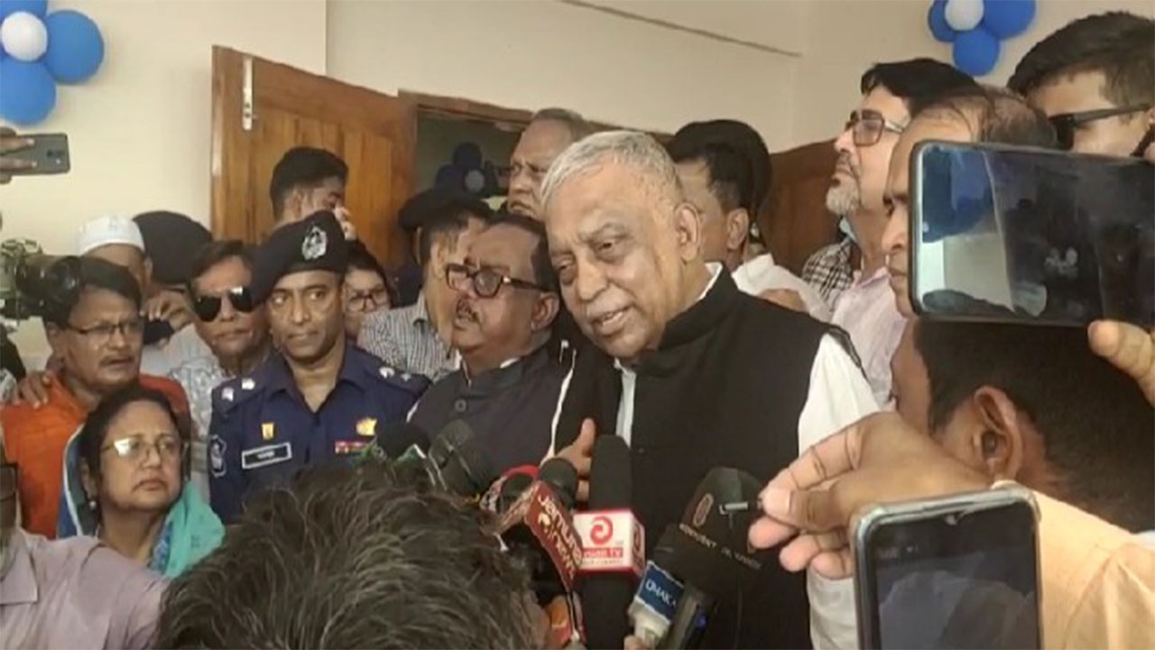 নওগাঁয় পুলিশ তদন্ত কেন্দ্র উদ্বোধন শেষে সাংবাদিকদের সঙ্গে কথা বলছেন স্বরাষ্ট্রমন্ত্রী। ছবি : কালবেলা
