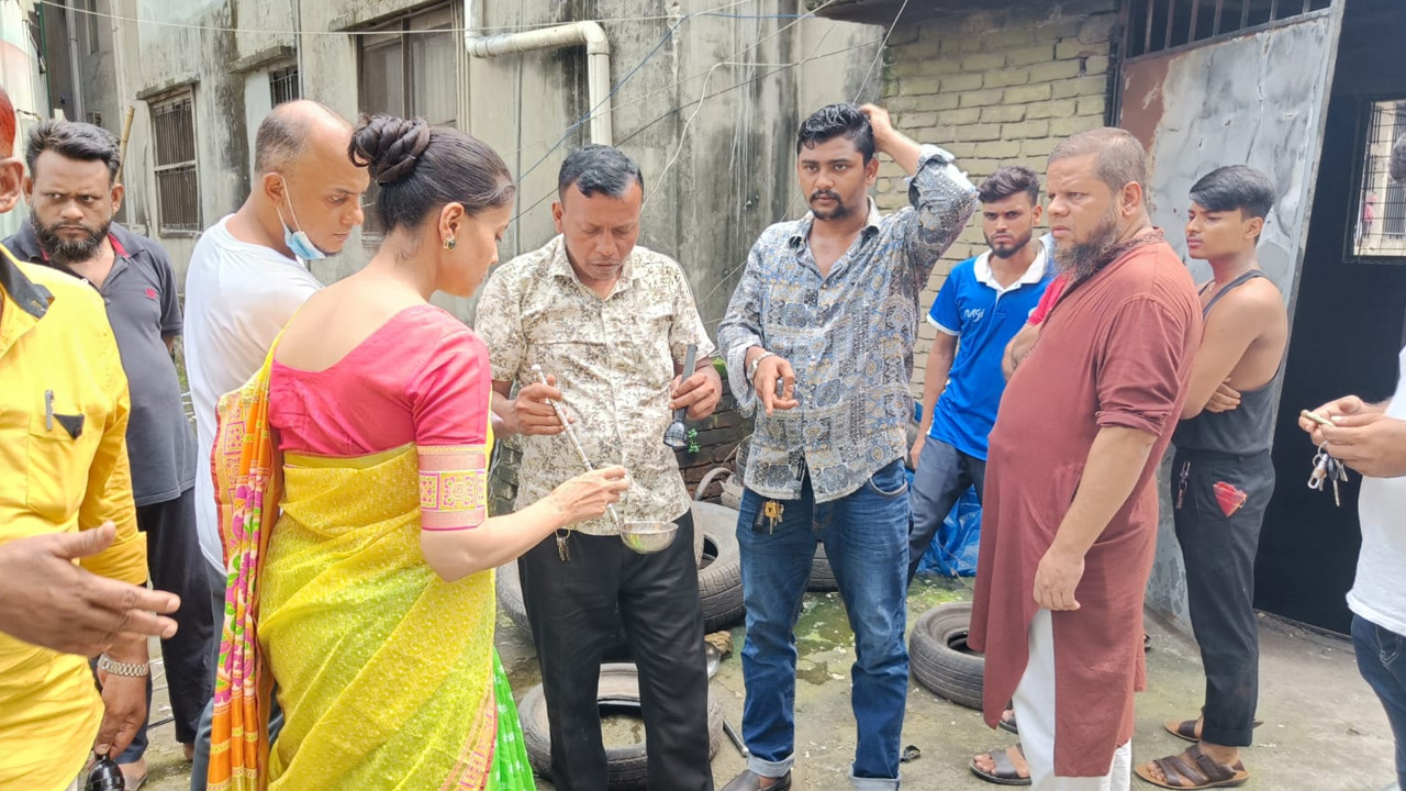 বিভিন্ন বিল্ডিংয়ে এডিস মশার লার্ভা পরীক্ষা করছেন উত্তর সিটি করপোরেশনের ভ্রাম্যমান আদালত। সৌজন্য ছবি