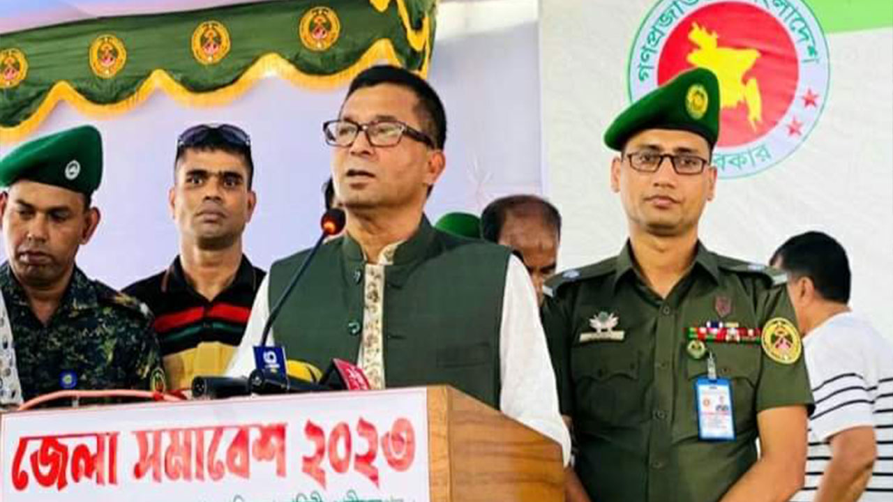 শরীয়তপুরে আনসার ও গ্রাম প্রতিরক্ষা বাহিনীর জেলা সমাবেশে কথা বলছেন এনামুল হক শামীম। ছবি : কালবেলা