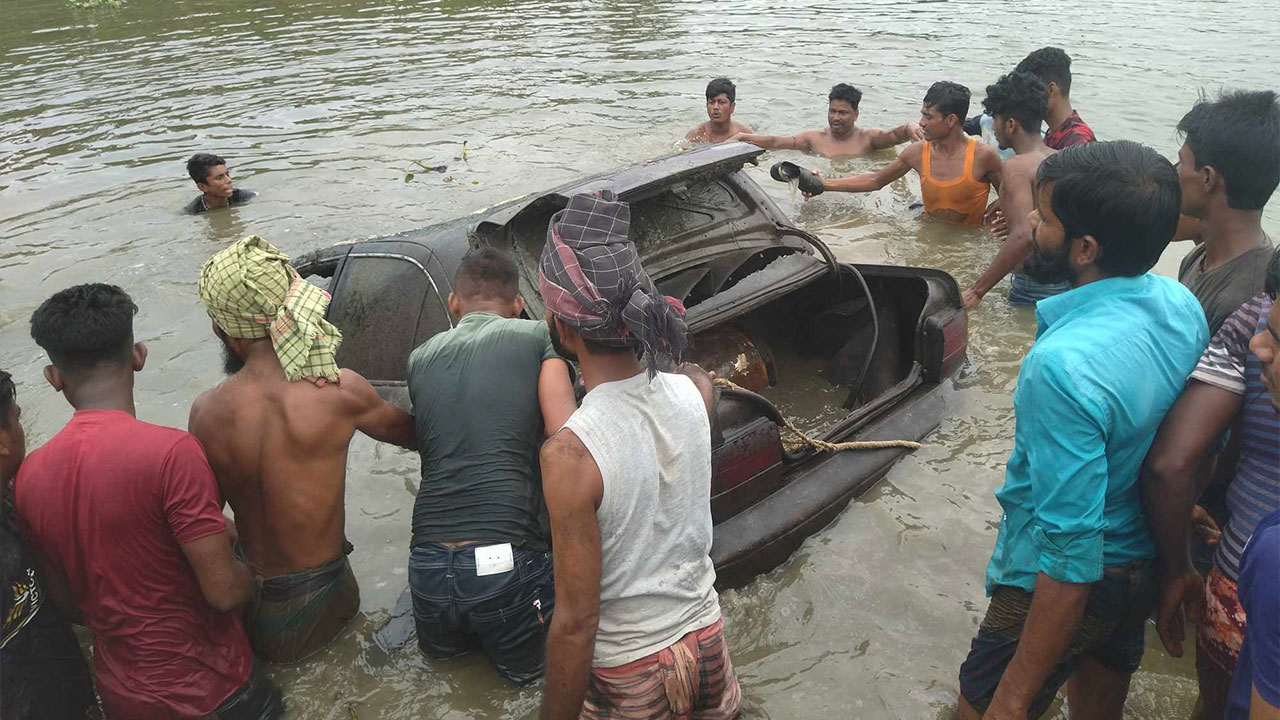 খাল থেকে তোলা হচ্ছে প্রাইভেটকার। ছবি : কালবেলা