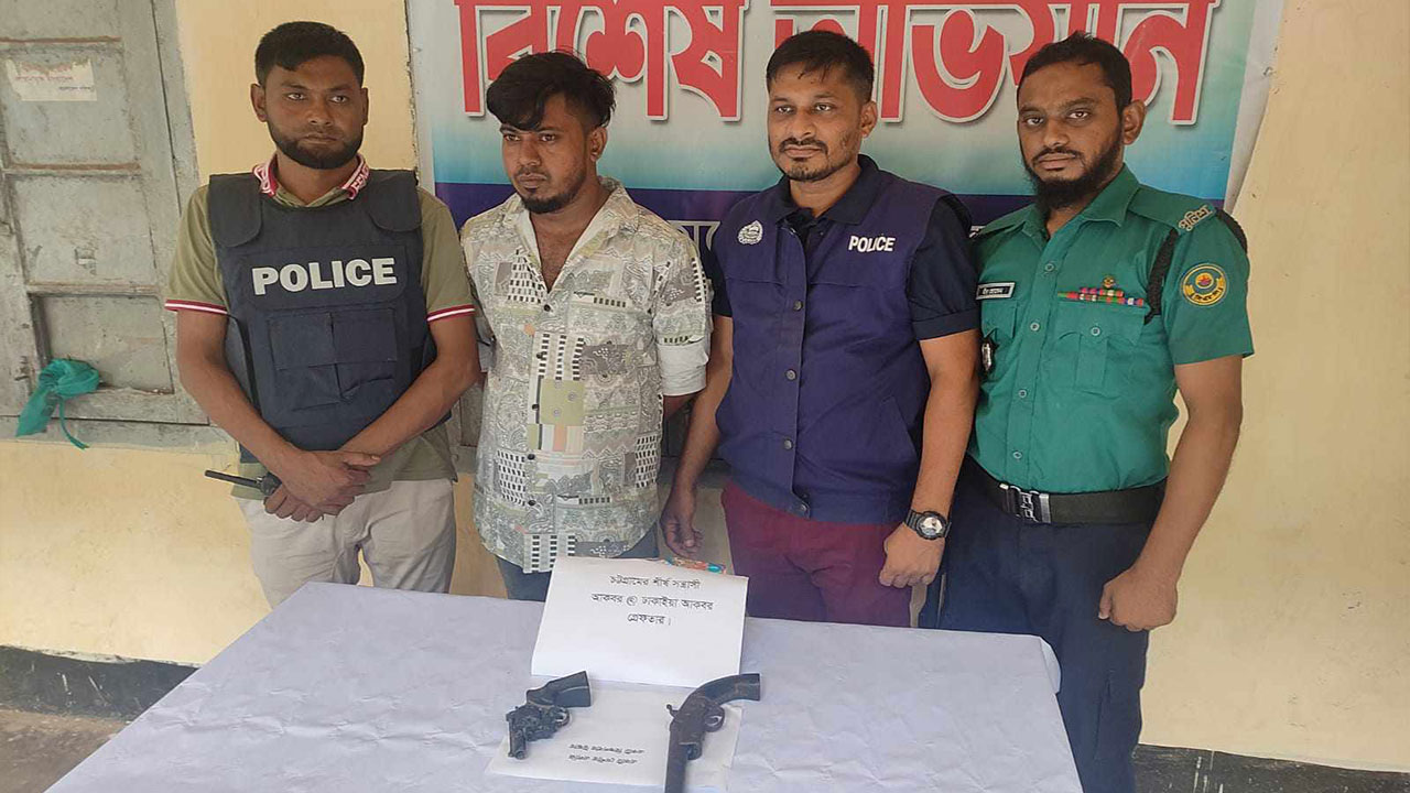 গ্রেপ্তার ঢাকাইয়া আকবর। ছবি : কালবেলা