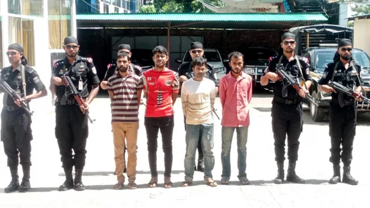 গ্রেপ্তার চার ব্যক্তি। ছবি : কালবেলা