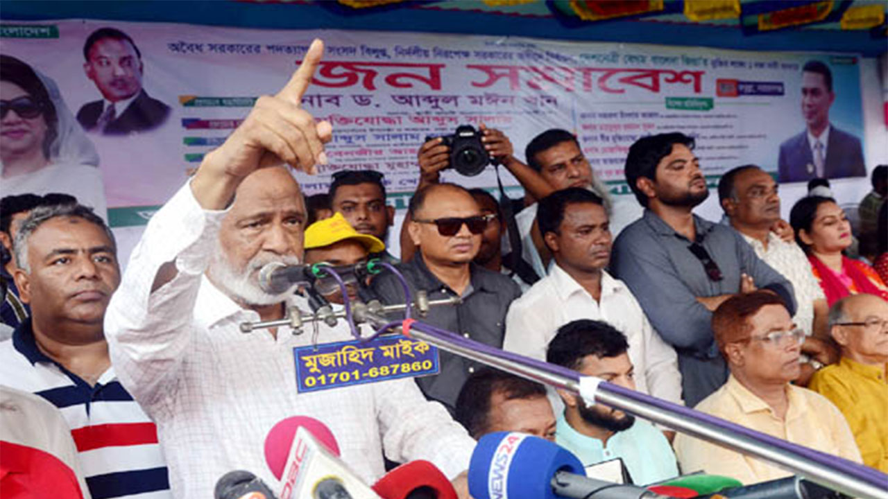 কথা বলছেন বিএনপির স্থায়ী কমিটির সদস্য ড. মঈন খান। ছবি: কালবেলা