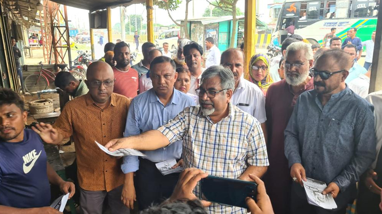 লিফলেট বিতরণ ও গণসংযোগ করেন বিএনপির সাংগঠনিক সম্পাদক সৈয়দ এমরান সালেহ প্রিন্স। ছবি : কালবেলা