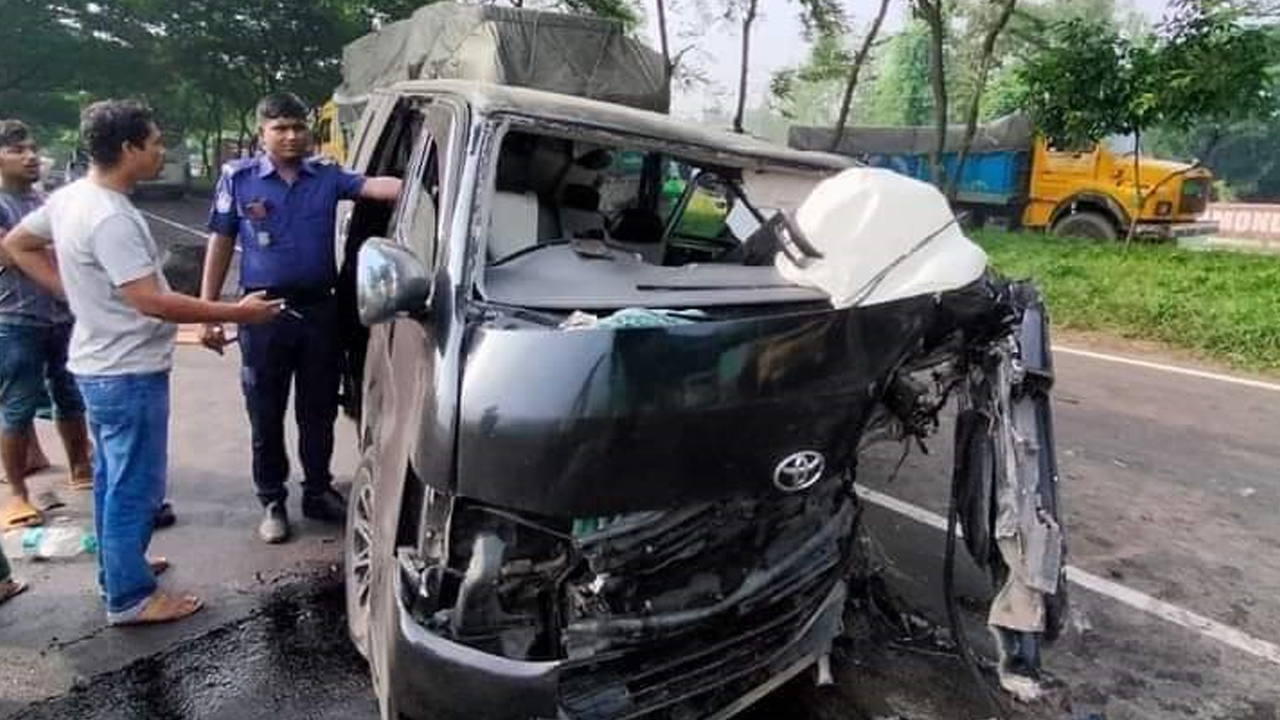 সড়ক দুর্ঘটনায় পুলিশ পরিদর্শক জাহিদ ইকবালকে বহনকারী গাড়িটি দুমড়েমুচড়ে যায়। ছবি : কালবেলা