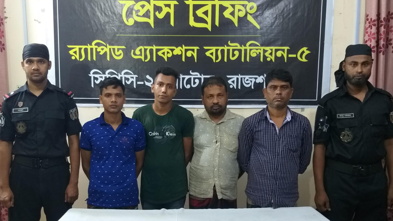 পর্নোগ্রাফি বিক্রির অভিযোগে নাটোরের নলডাঙ্গায় আটক চারজন। ছবি : কালবেলা
