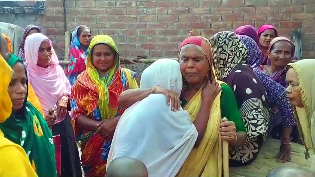 বিএসএফের গুলিতে নিহত রবিউল ইসলামের বাড়িতে শোকের মাতম। ছবি : কালবেলা