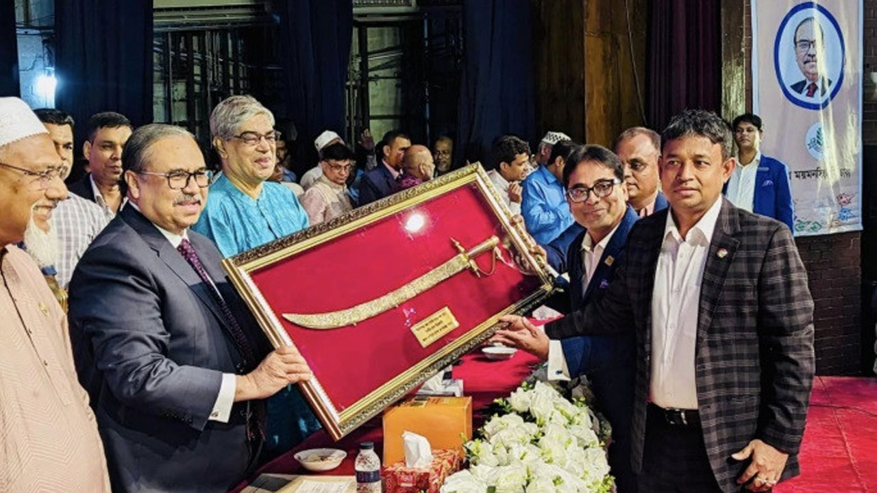 প্রধান বিচারপতি ওবায়দুল হাসানকে তরবারি উপহার দিচ্ছেন ডিবিপ্রধান হারুন। ছবি : সংগৃহীত
