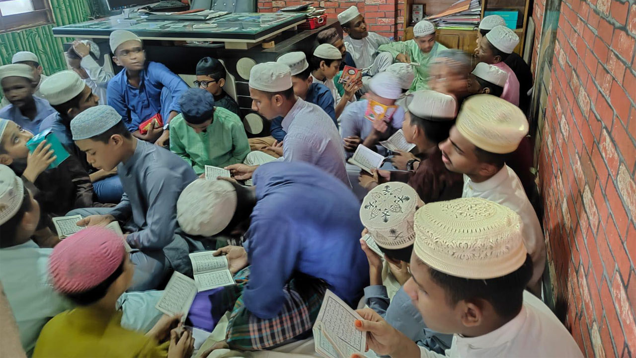 প্রধানমন্ত্রীর জন্মদিন উপলক্ষে কুরআন খতম দেওয়া হচ্ছে। ছবি : কালবেলা