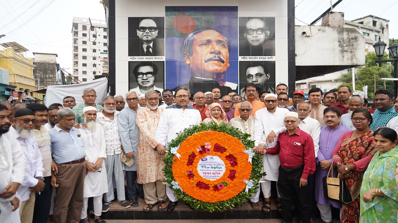 স্বাধীনতা চত্বরে বঙ্গবন্ধুসহ জাতীয় চার নেতার প্রতিকৃতিতে পুষ্পস্তবক অর্পণ করেছেন এ এইচ এম খায়রুজ্জামান লিটনসহ দলীয় নেতাকর্মীরা। ছবি : কালবেলা