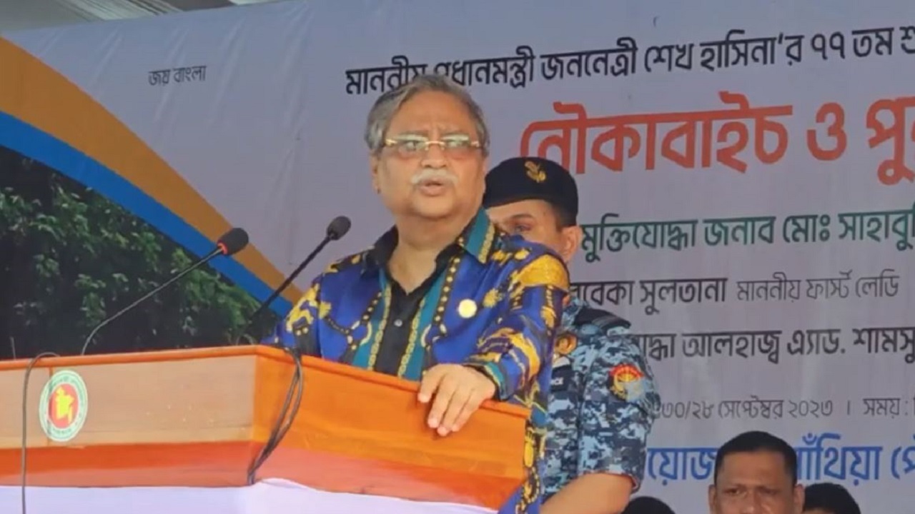 ইছামতি নদীতে নৌকাবাইচ ও পুরস্কার বিতরণী অনুষ্ঠানে বক্তব্য দিচ্ছেন রাষ্ট্রপতি মোঃ সাহাবুদ্দিন। ছবি : কালবেলা