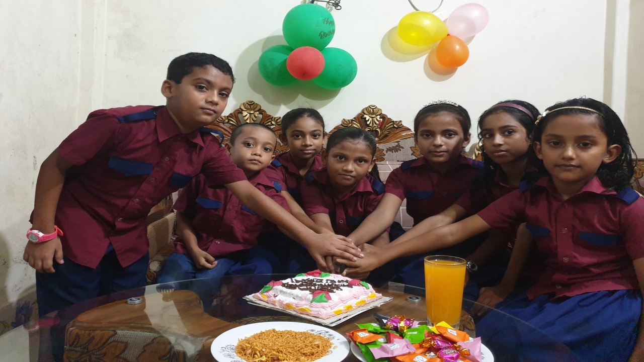 প্রধানমন্ত্রী শেখ হাসিনার জন্মদিনের কেক কাটছে ক্ষুদে শিক্ষার্থীরা। ছবি : কালবেলা