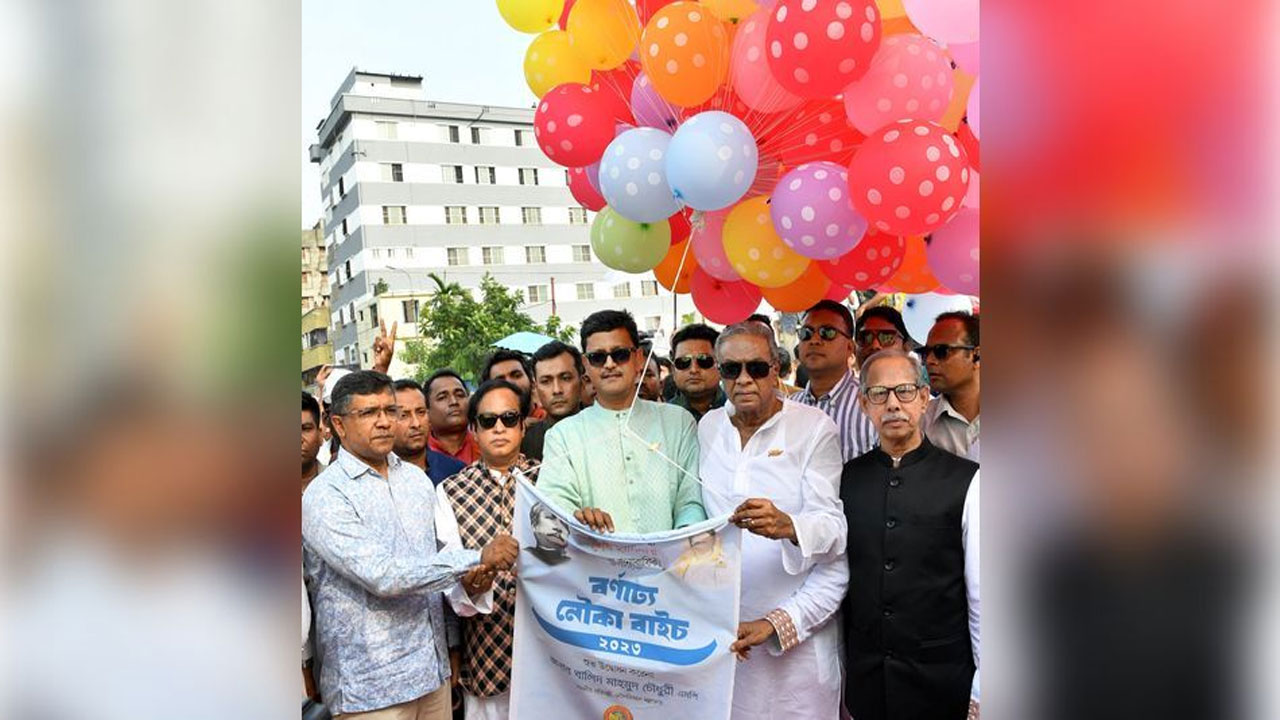 নৌকাবাইচের উদ্বোধন করছেন নৌপরিবহন প্রতিমন্ত্রী খালিদ মাহমুদ চৌধুরী। ছবি : কালবেলা