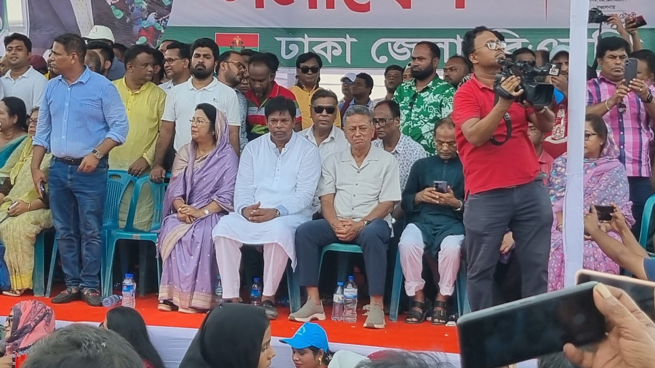 ঢাকা জেলা বিএনপি আয়োজিত সমাবেশমঞ্চে বসে আছেন আমীর খসরু মাহমুদ চৌধুরী। ছবি : কালবেলা