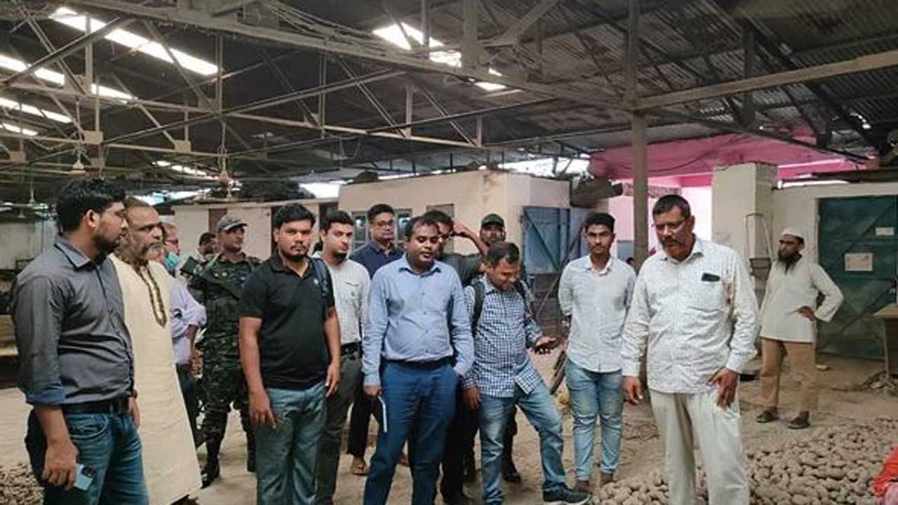 মুন্সীগঞ্জের আলুর হিমাগরে ভোক্তা অধিকারের কর্মকর্তারা। ছবি : সংগৃহীত