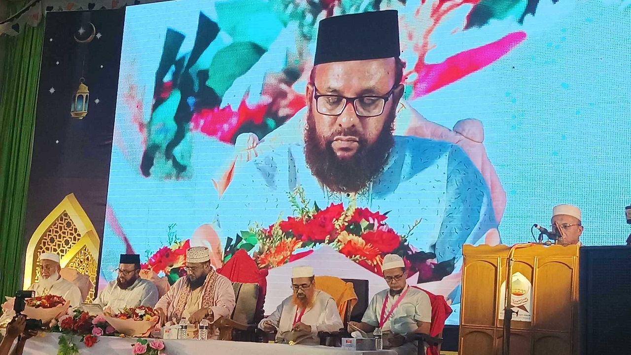 আয়োজক ও অতিথিদের সঙ্গে মঞ্চে অধ্যাপক ড. মুহাম্মদ ইউনুস।
