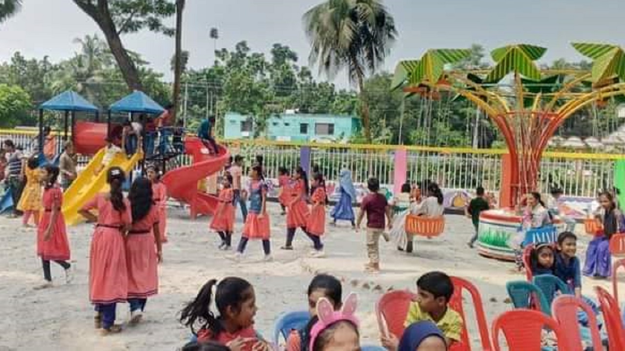লক্ষ্মীপুরের রায়পুরের স্থাপিত একমাত্র শিশুপার্কে খেলছে শিশুরা। ছবি : কালবেলা