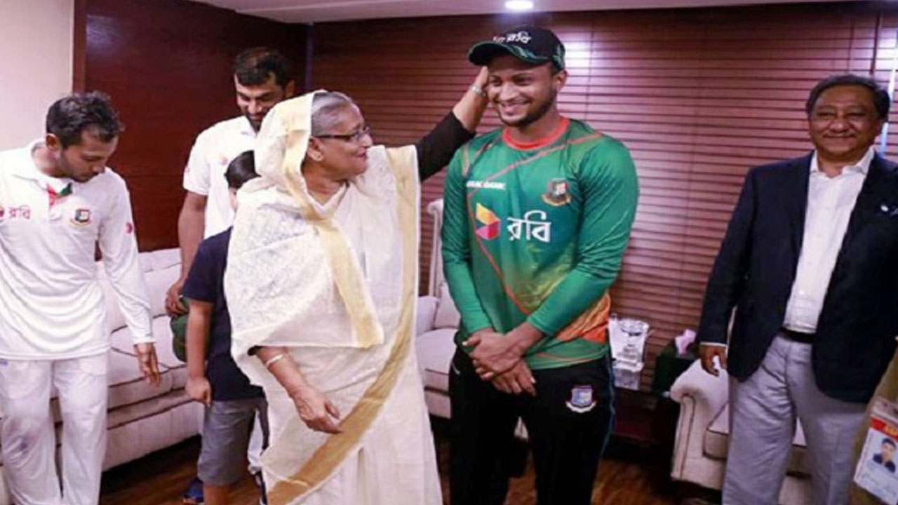 প্রধানমন্ত্রী শেখ হাসিনা ও সাকিব আল হাসান। পুরোনো ছবি