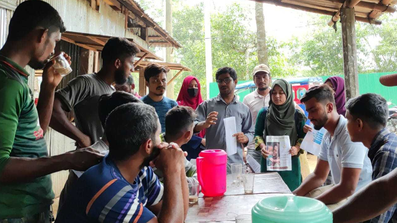 কুমিল্লা বিশ্ববিদ্যালয়ের আশপাশের গ্রামের বাসিন্দাদের স্বাস্থ্য বাতায়নের সেবা সম্পর্কে জানান শিক্ষার্থীরা। ছবি : কালবেলা