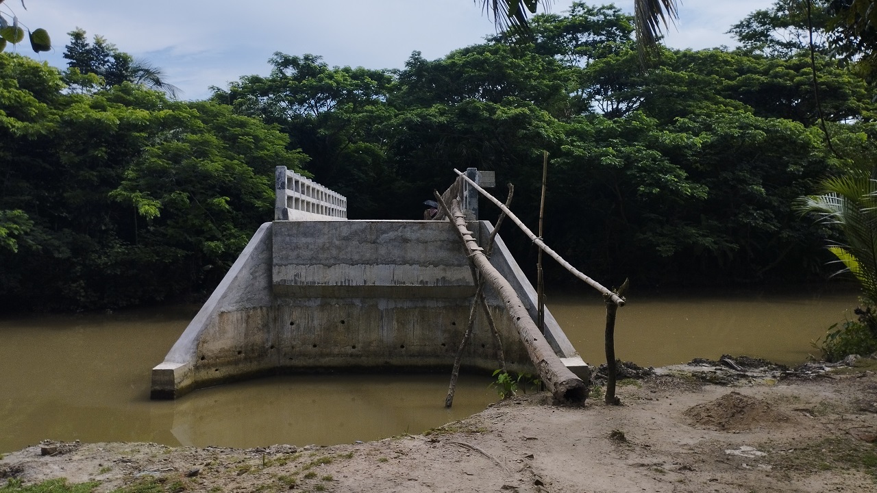 নামেশিপাড়া গ্রামে ৮৪ লাখ টাকা ব্যয়ে খালের ওপর নির্মিত ১৫ মিটার দৈর্ঘ্যের সেতু। ছবি : কালবেলা