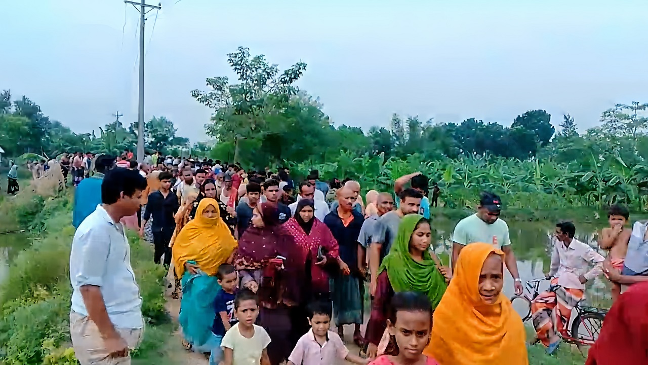 আলমডাঙ্গায় পল্লী চিকিৎসকের মরদেহ দেখতে স্থানীয়দের ভিড়। ছবি : কালবেলা