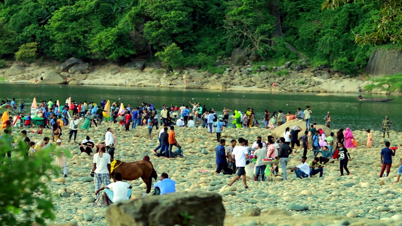 ছুটির দিনে সিলেটে দর্শনার্থীর ভিড়। ছবি : কালবেলা