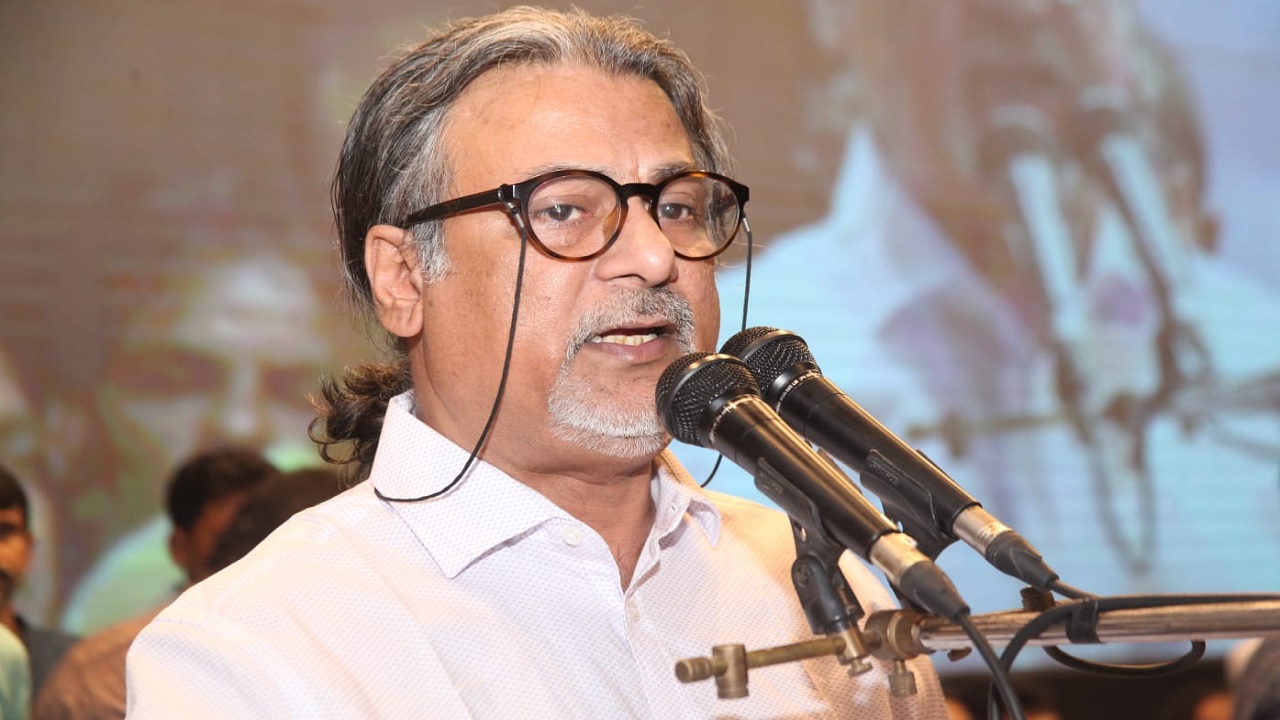 কৃষিবিদ ইনস্টিটিশনে প্রধানমন্ত্রী শেখ হাসিনার ৭৭তম জন্মদিন উপলক্ষে আয়োজিত অনুষ্ঠানে কথা বলছেন যুবলীগের চেয়ারম্যান শেখ ফজলে শামস্ পরশ। ছবি : সংগৃহীত