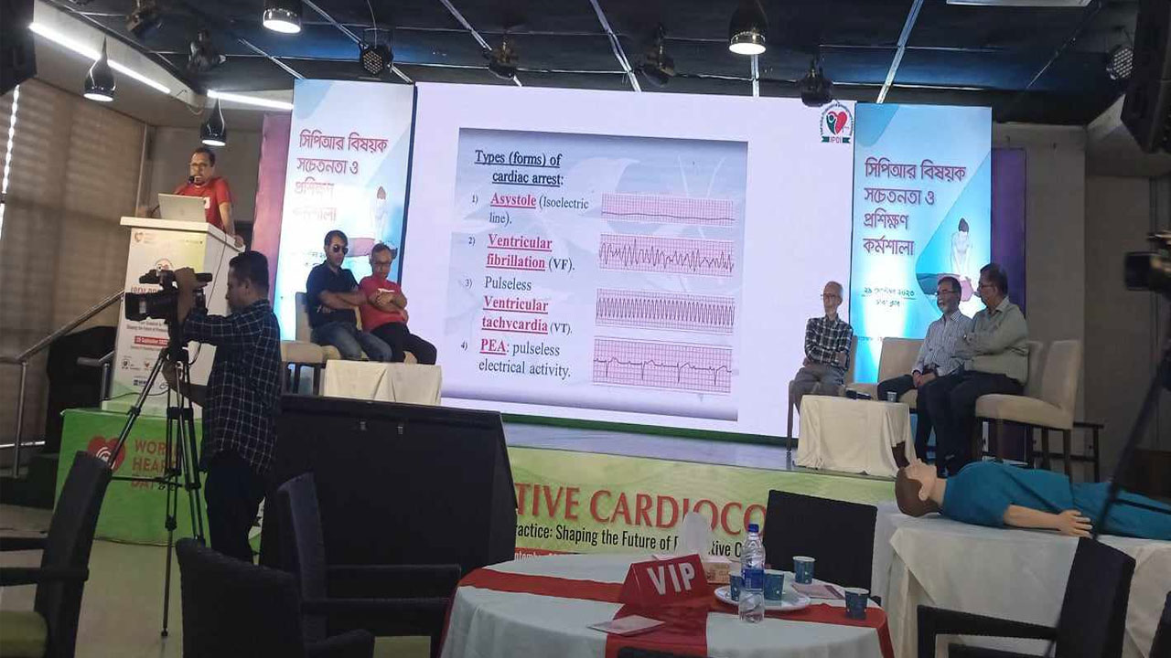 কার্ডিয়াক অ্যারেস্টে আক্রান্ত রোগীর বিষয়ে কথা বলছেন চিকিৎসকরা। ছবি : কালবেলা