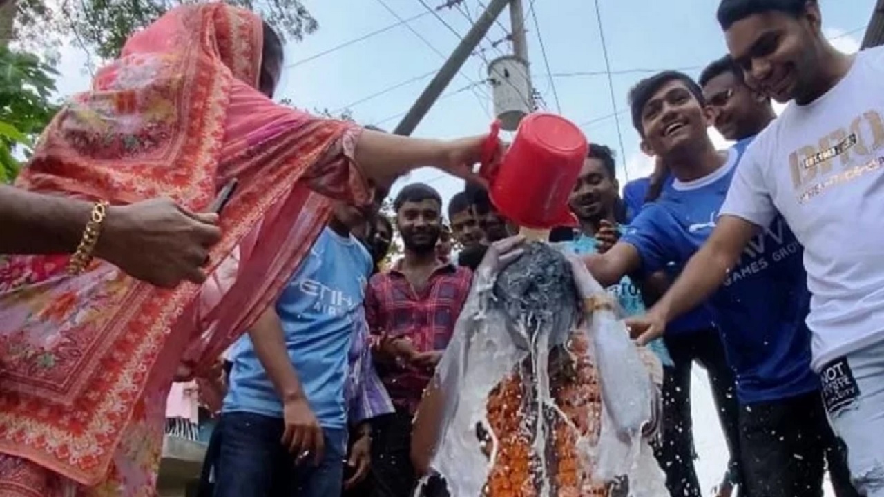 প্রেমিকা চলে যাওয়ায় গ্রামবাসীর সামনে দুধ দিয়ে গোসল করেন সুরমান মোল্লা নামের এক তরুণ। ছবি : সংগৃহীত