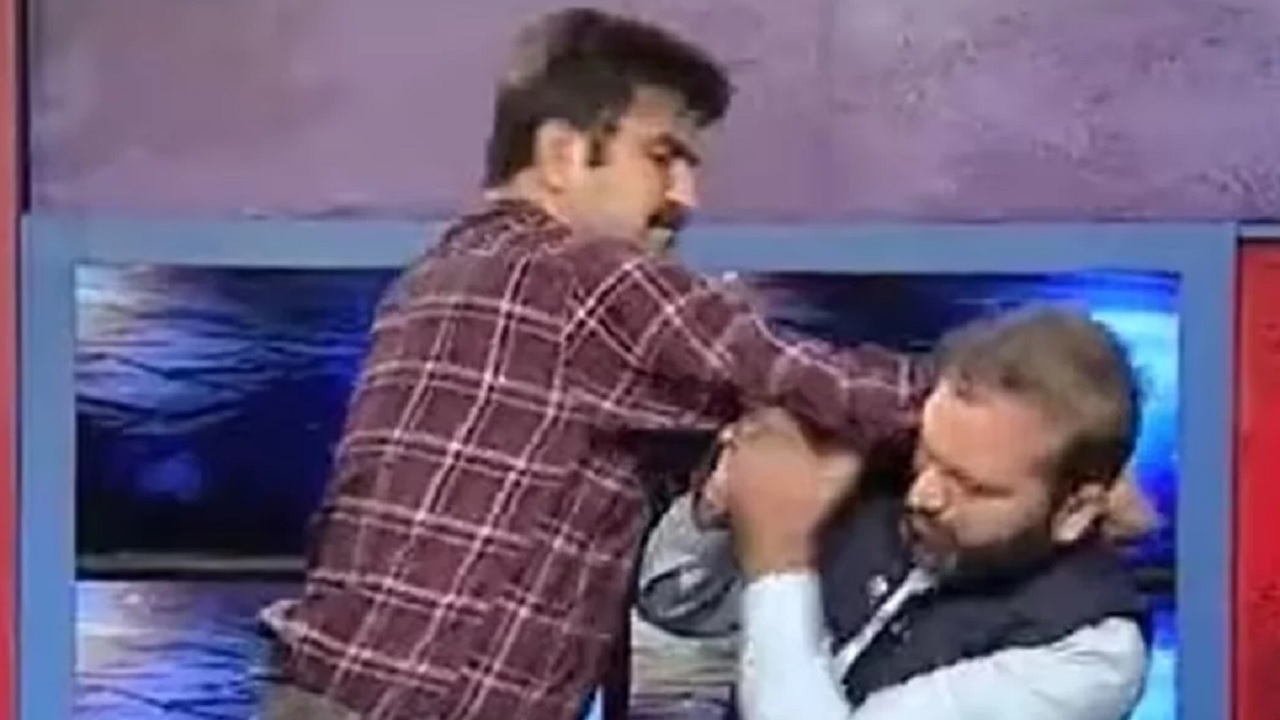 আবারও পাকিস্তানে টেলিভিশন টক শোতে দুই নেতার মারামারি। ছবি : সংগৃহীত
