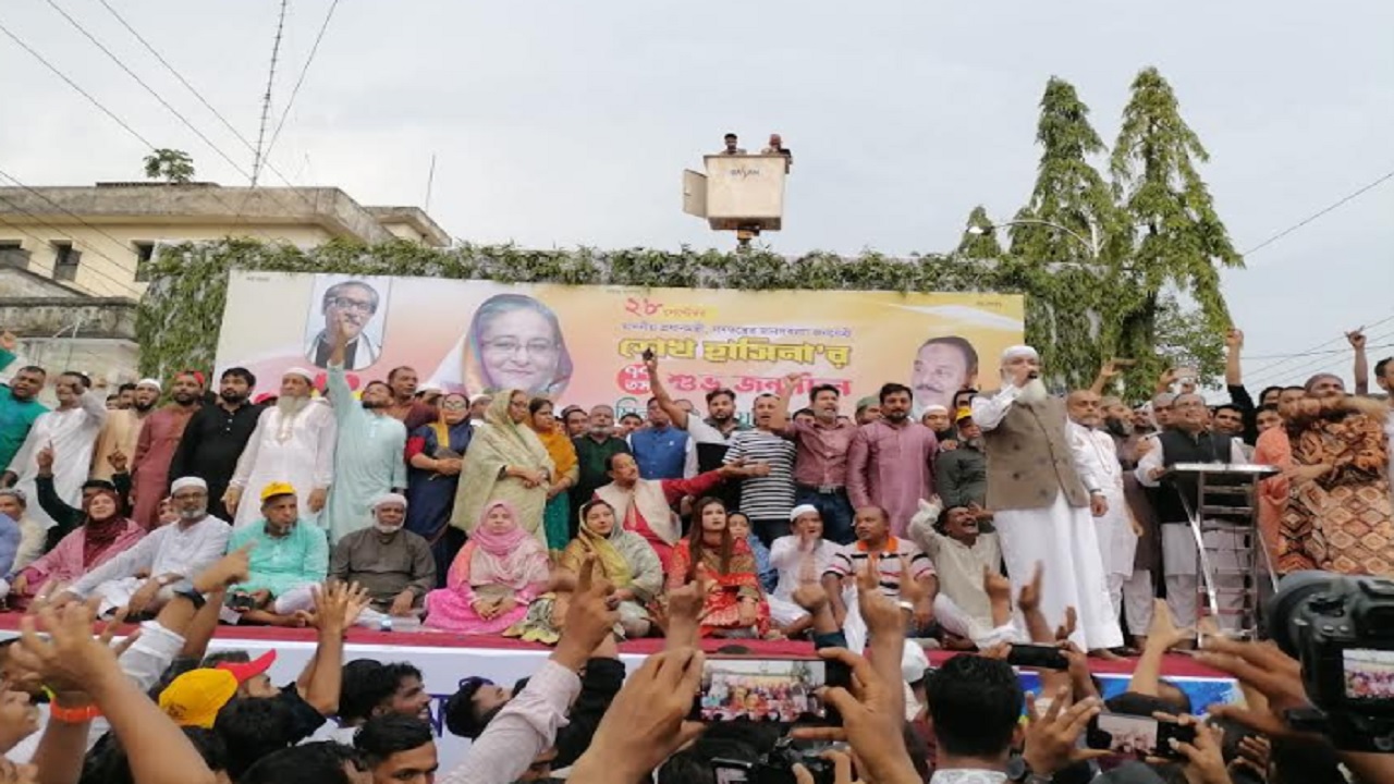 মুন্সীগঞ্জে প্রধানমন্ত্রী শেখ হাসিনার ৭৭তম জন্মদিন অনুষ্ঠানকে কেন্দ্র করে আওয়ামী লীগের দুই গ্রুপের সংঘর্ষের ঘটনা ঘটেছে। ছবি : কালবেলা