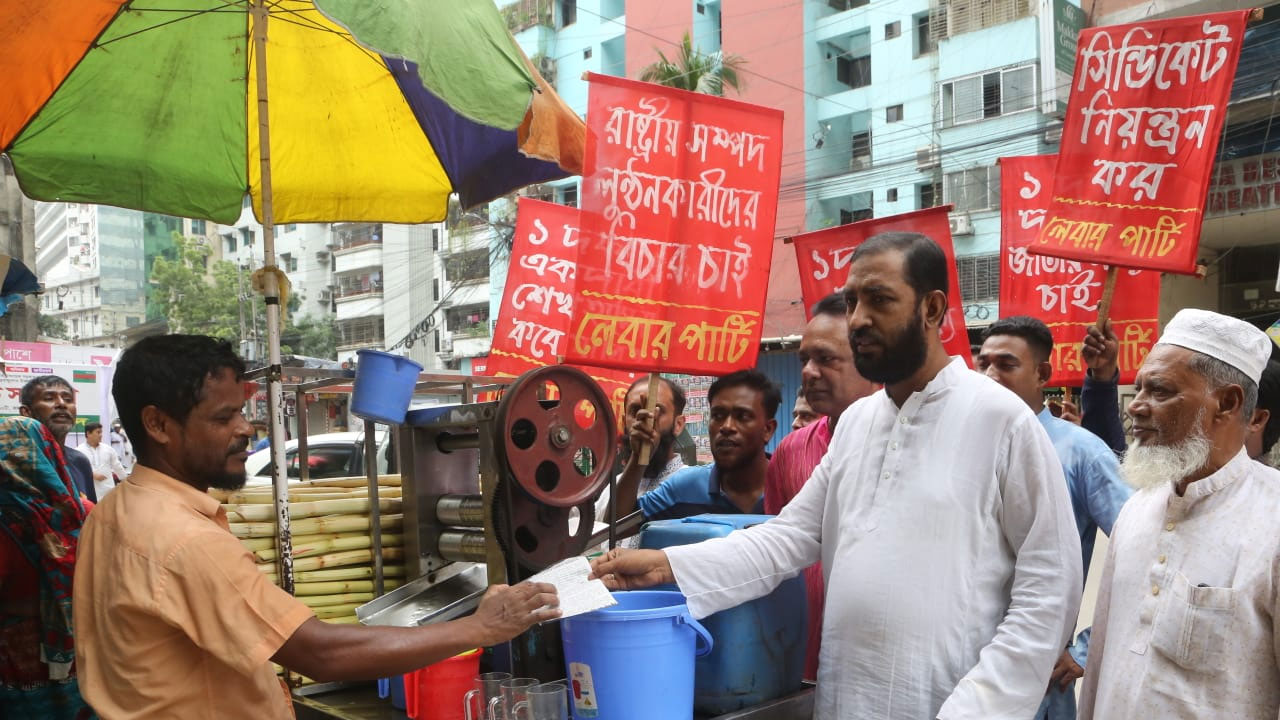 প্রচারপত্র বিতরণ করছেন ডা. ইরান। ছবি : কালবেলা