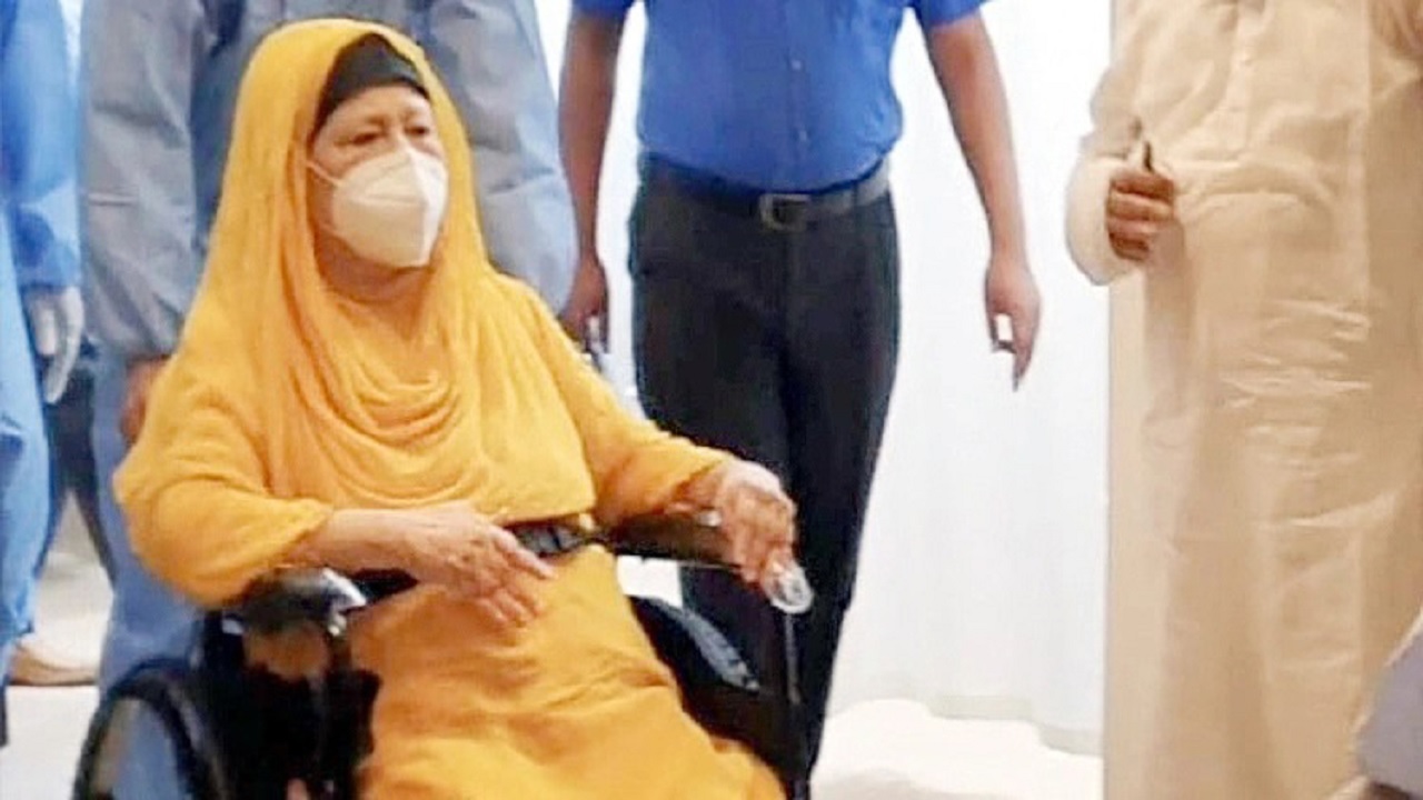 বিএনপি চেয়ারপারসন বেগম খালেদা জিয়াকে সিসিইউ থেকে কেবিনে নেওয়া হয়েছে। ছবি : সংগৃহীত