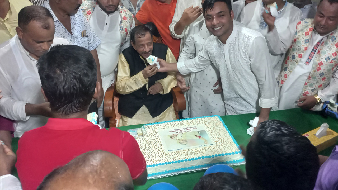 সমাজকল্যাণমন্ত্রী লালমনিরহাটে প্রধানমন্ত্রীর ৭৭তম জন্মদিনের কেক কাটেন। ছবি : কালবেলা