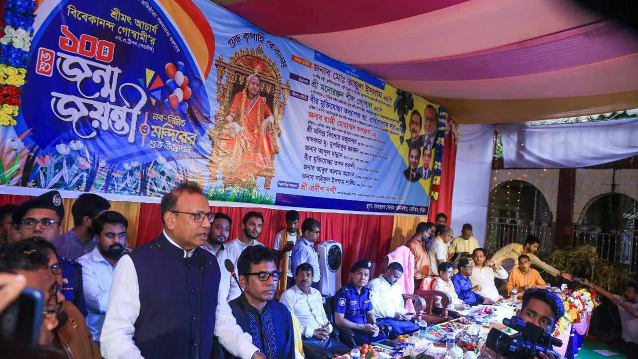 কুমিল্লার দেবিদ্বারে এক অনুষ্ঠানে প্রধান অতিথির বক্তব্য রাখছেন স্থানীয় সরকার মন্ত্রী। ছবি : কালবেলা