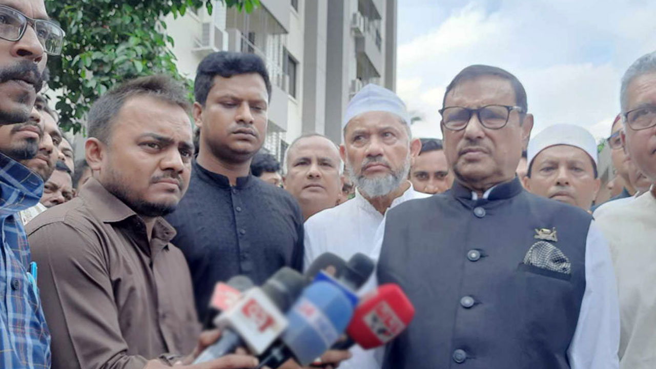 দুই সংসদ সদস্যের জানাজায় সাংবাদিকদের সঙ্গে কথা বলেন ওবায়দুল কাদের। ছবি : সংগৃহীত