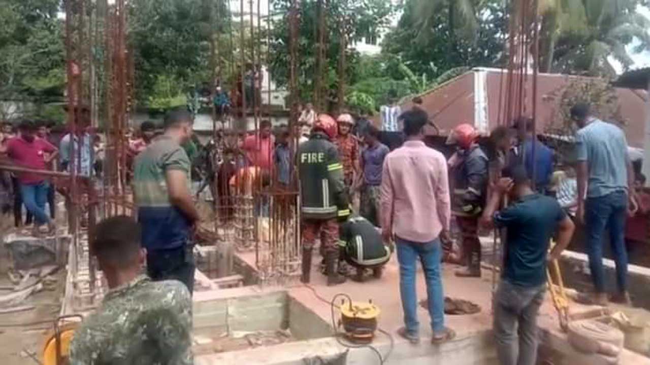 পানির ট্যাংক থেকে মরদেহ উদ্ধার করছেন ফায়ার সার্ভিসের সদস্যরা। ছবি : কালবেলা