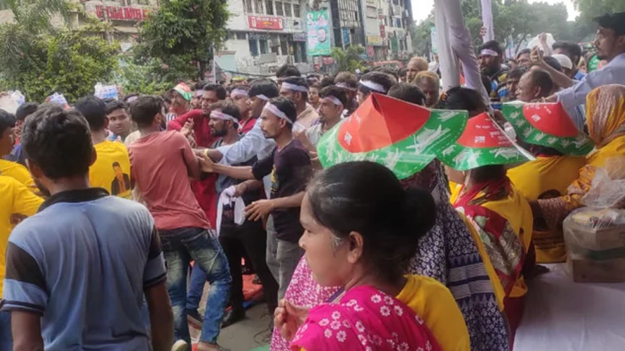 কৃষক লীগের সমাবেশে দুপক্ষের মধ্যে সংঘর্ষের ঘটনা। ছবি : সংগৃহীত