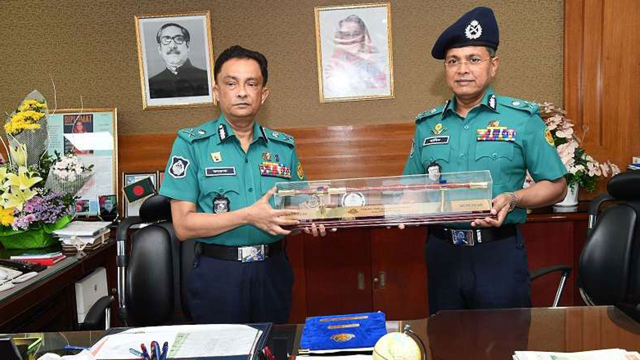 বিদায়ী কমিশনার খন্দকার গোলাম ফারুককে উপহার দিচ্ছেন হাবিবুর রহমান। ছবি : সংগৃহীত