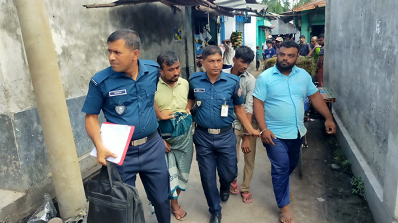 কুষ্টিয়ার কুমারখালীতে মুদি দোকানে মদ বিক্রির খবরে শনিবার উপজেলা প্রশাসনের অভিযান। ছবি : কালবেলা